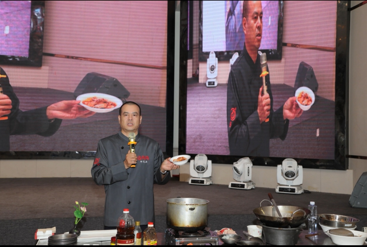 邱克洪技能大师工作室携手丹丹郫县豆瓣举办“丹映星厨”交流会